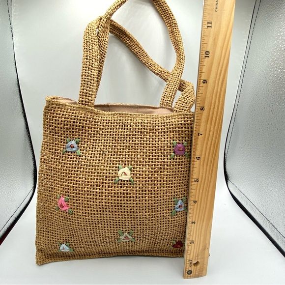 Small Handcrafted Tan Woven Tote Bag with Broiderie Little Flowers - Picture 3 of 9